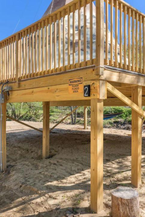 Campismo de Luxo River Front Hallowed Horse Glamp Tent 2 Stanton