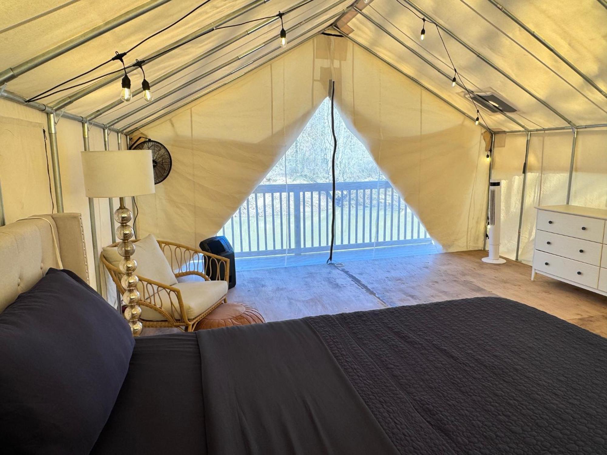 Luxury tent River Front Hallowed Horse Glamp Tent 2 *
