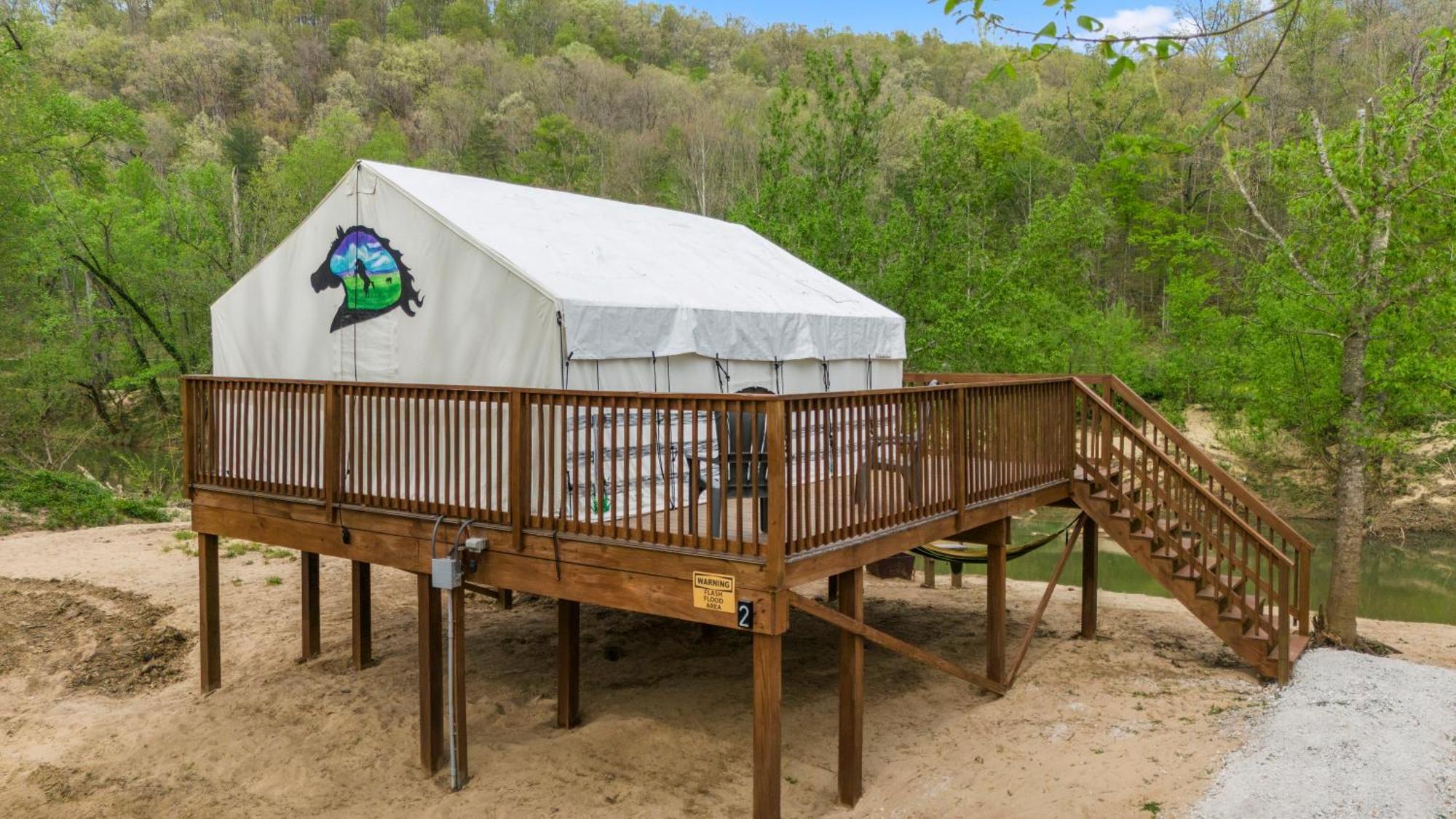 Campo de lujo River Front Hallowed Horse Glamp Tent 2 *