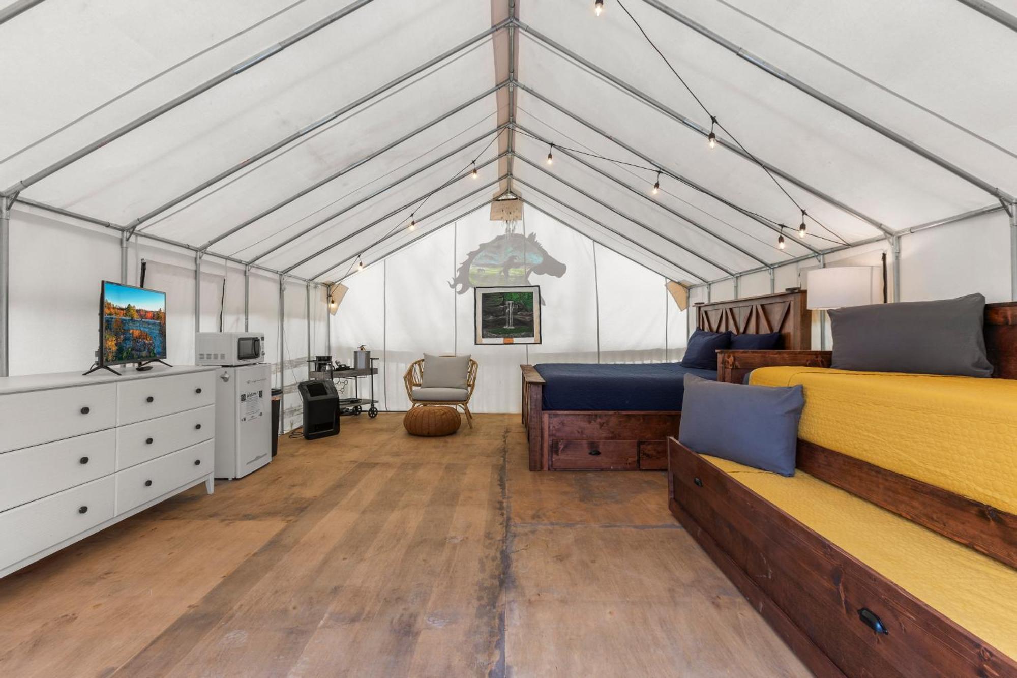 Campismo de Luxo River Front Hallowed Horse Glamp Tent 2 *