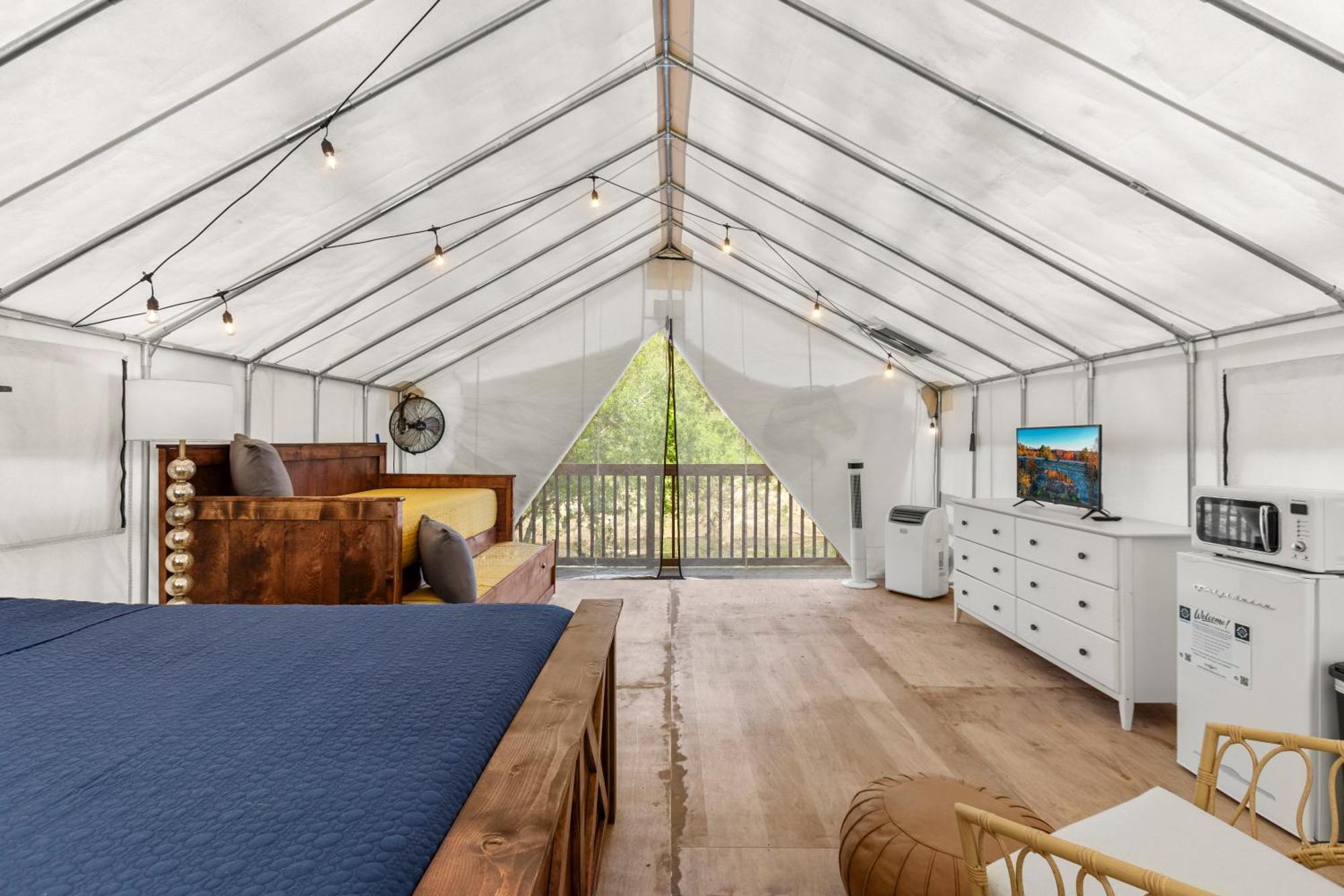 River Front Hallowed Horse Glamp Tent 2 Campismo de Luxo