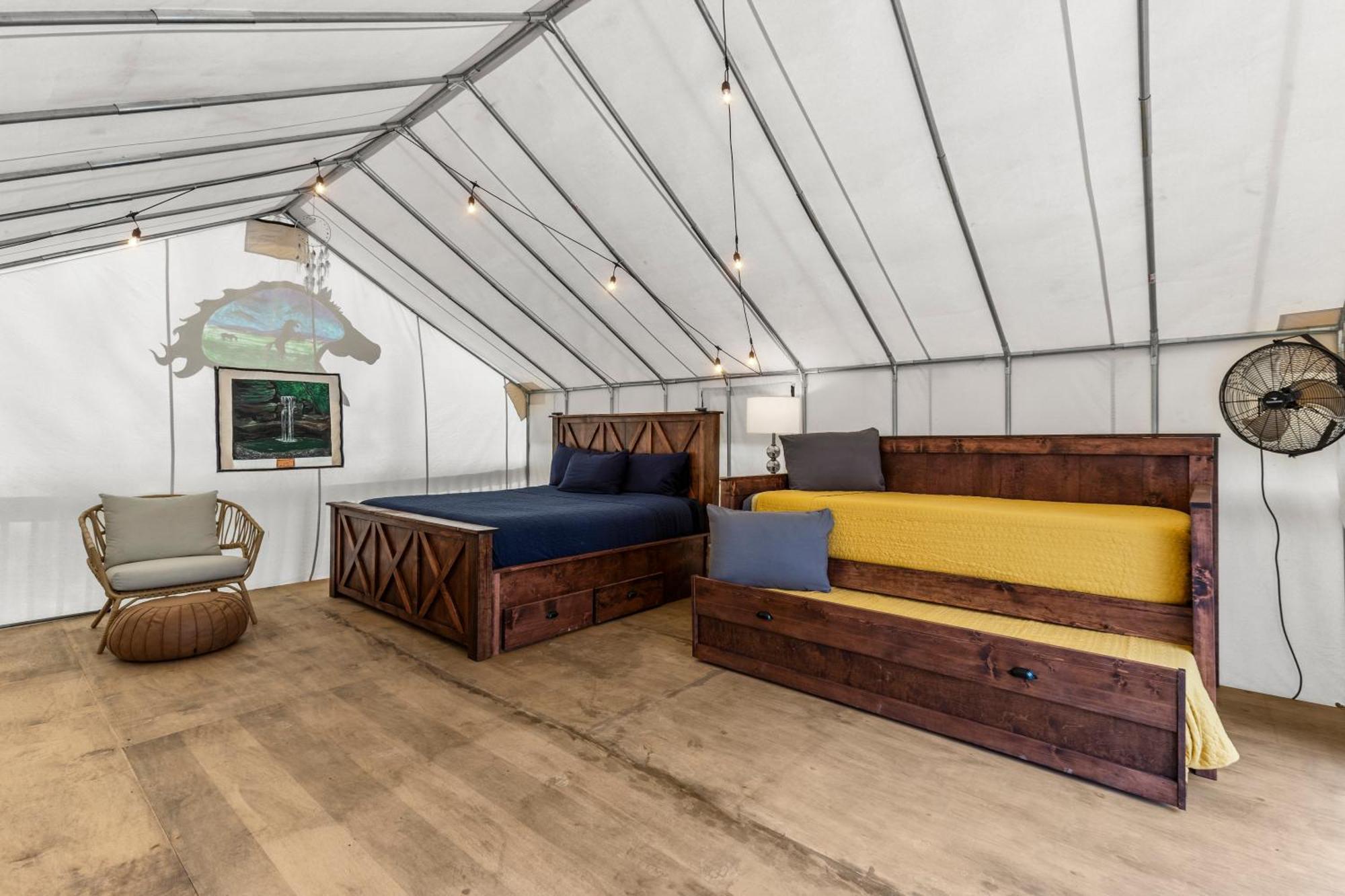 Campo de lujo River Front Hallowed Horse Glamp Tent 2 *